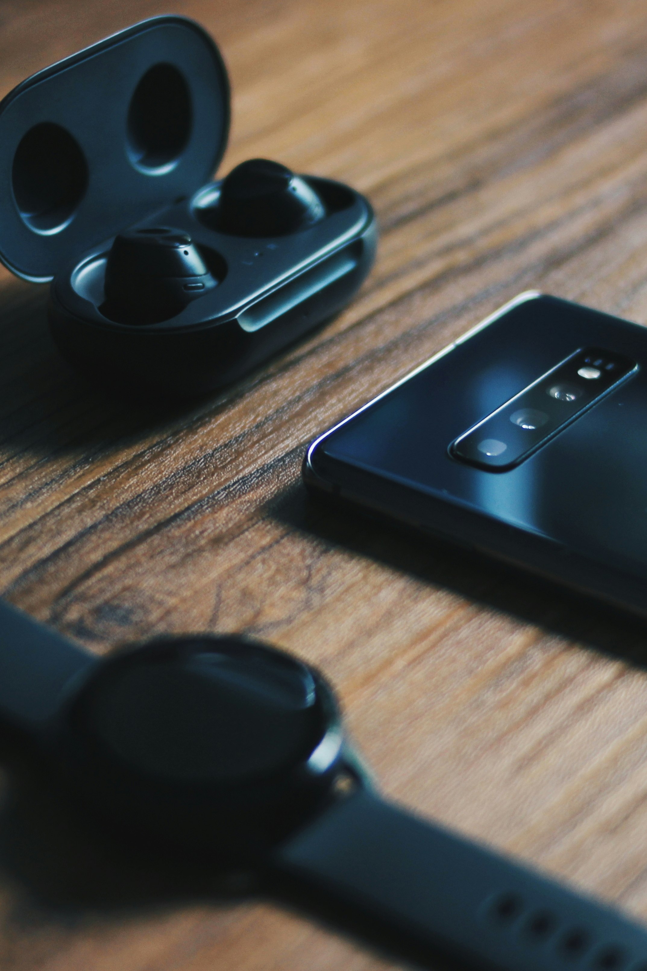 black Android smartphone close-up photography